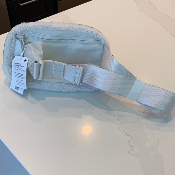 NWT LuLuLemon Everywhere Belt Bag Creme Fleece in Creme color - Picture 9 of 9